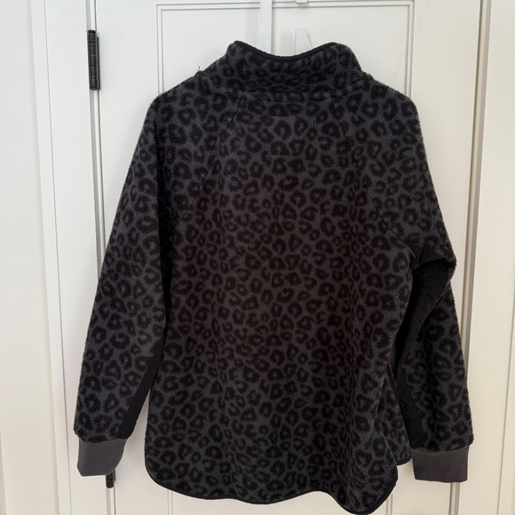 A&F Asymmetrical Snap-Up Fleece - Black Leopard - XL - Picture 3 of 4